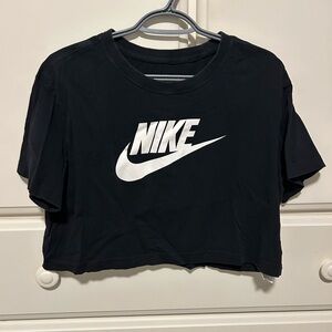 Cropped Nike shirt